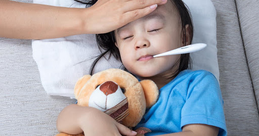 Viêm phổi là một căn bệnh thường gặp ở trẻ em vào mùa đông. Khi thời tiết lạnh bố mẹ không giữ ấm cho trẻ dẫn đến cảm lạnh, nặng hơn là viêm phổi. Hãy cùng tìm hiểu chúng tôi tìm hiểu viêm phổi là gì. Cách chăm sóc bé khi bị viêm phổi qua bài viết dưới đây.